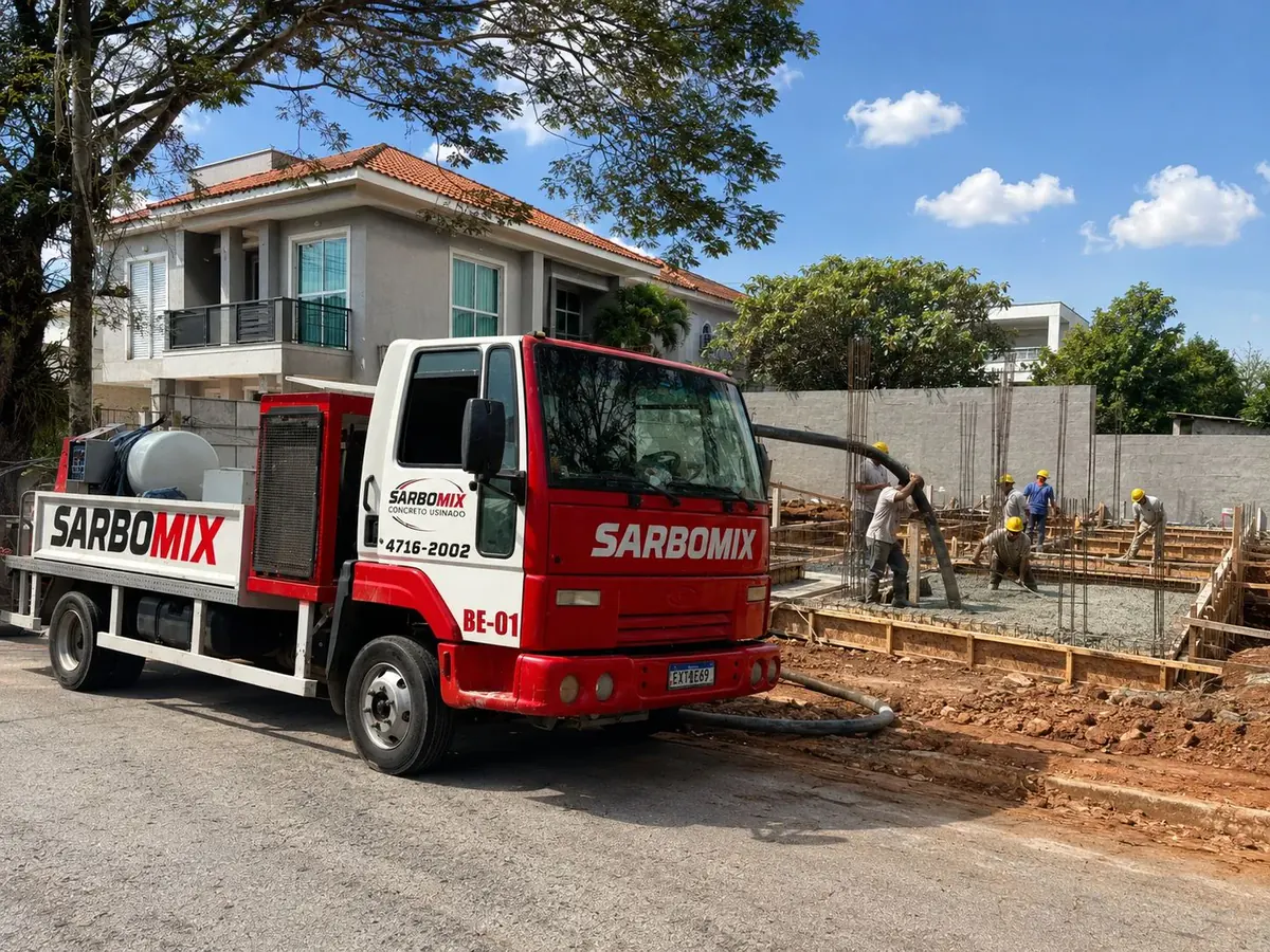 Caminhão bomba SarboMix BE-01 bombeando concreto para a laje de uma residência