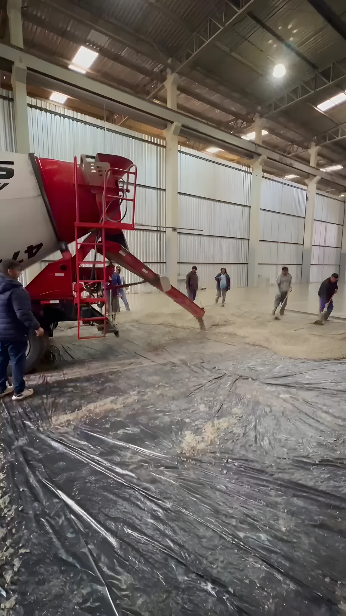 Betoneira SarboMix descarregando concreto no piso de um galpão